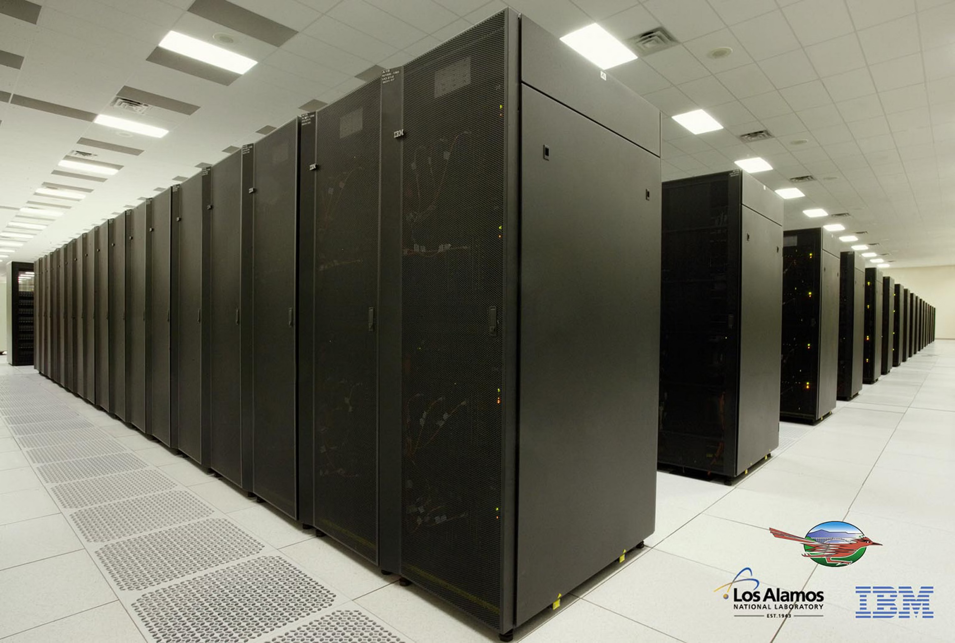 Az IBM Roadrunnere áttörte a petaflop-korlátot
